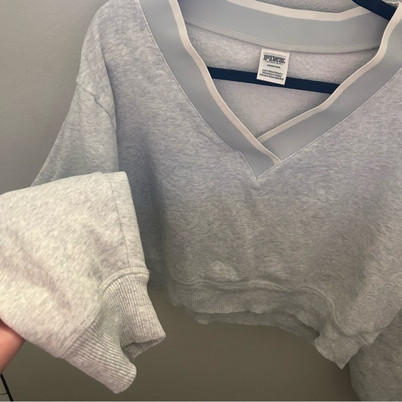 PINK Victoria Secret Cropped Gray V-Neck Women's Sweater Size Large - Picture 7 of 11